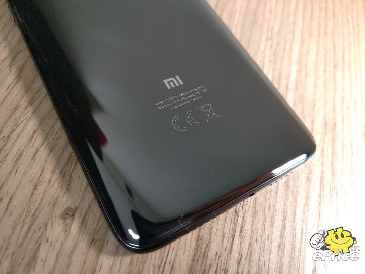 機背下方印有 MI logo