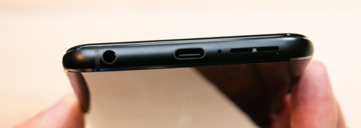 保留了 3.5mm ,也有 USB-C