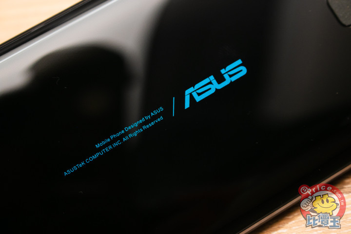 背面 ASUS logo 用藍色字樣