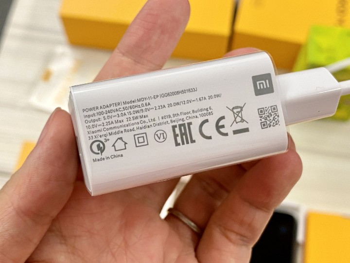 手機支持 18W 快充,隨機附 22.5W 火牛。