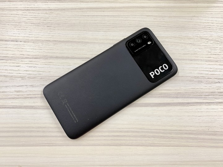 皮革機背,有打直嘅 POCO logo。