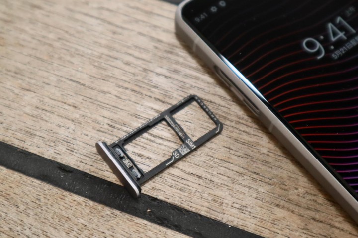三選二 SIM 卡槽繼續不用使用卡針即可打開