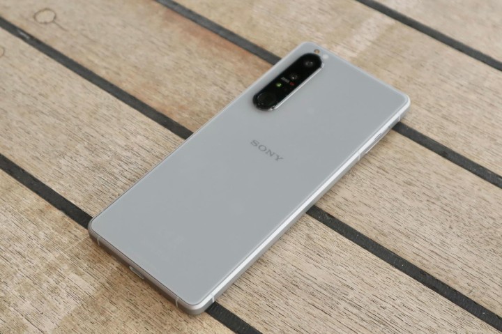 背面設計繼承自上兩代 Xperia 1