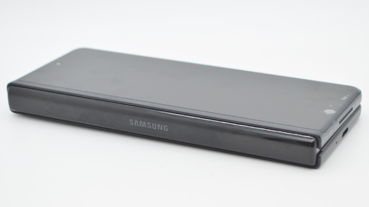 Samsung 的標誌刻在右面