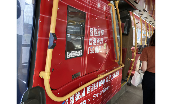 原來相關器材放在樓梯下面。