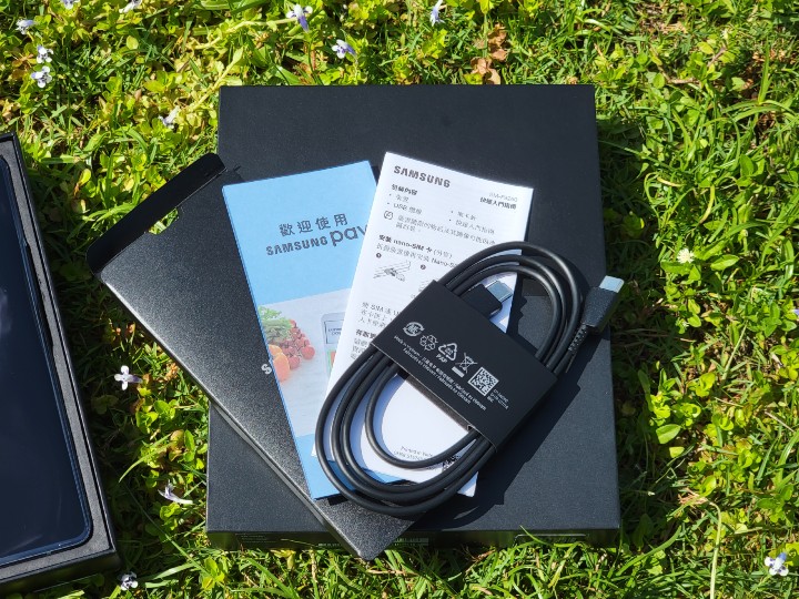配件一覽:數據線、卡針、指南、Samsung alt=