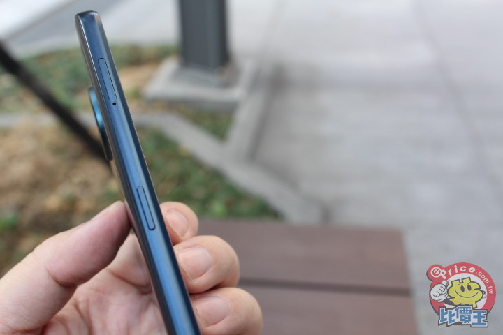 左側有SIM 卡槽與 Google 助理鍵