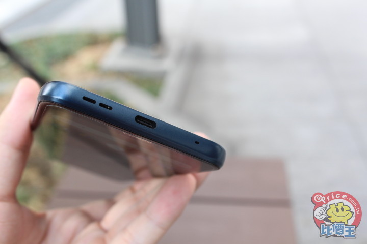 下方為 USB Type-C 插孔與喇叭