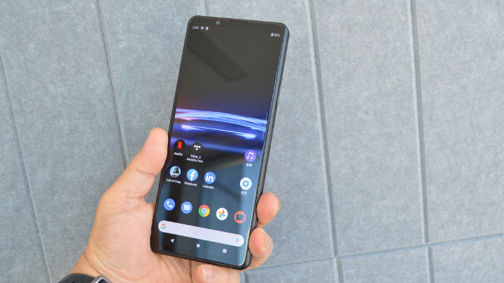 窄長的機身是 SONY 手機特色