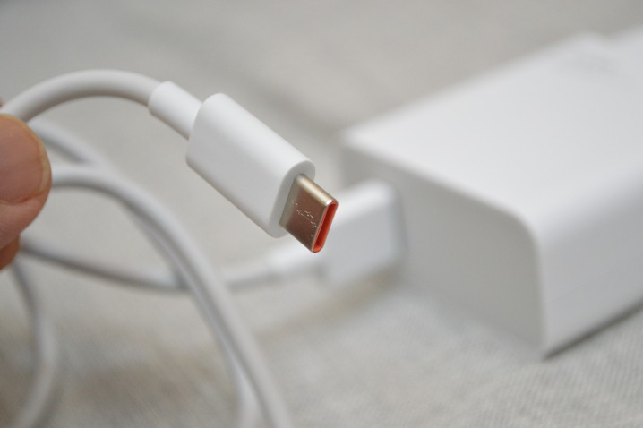 記著要用跟機的 USB 線才可以有快充效果