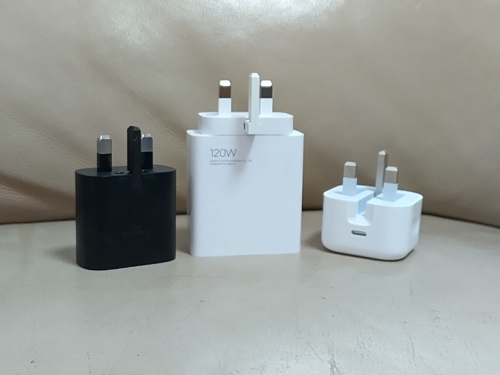 左為鏡仔手機的 15W 快充,右為 iPhone 的 20W 快充