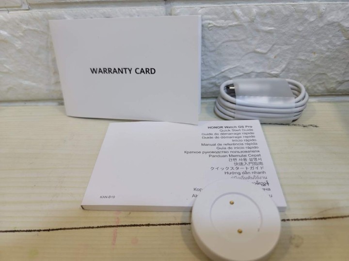 配件有充電線、充電座和說明書 配件有充電線、充電座和說明書