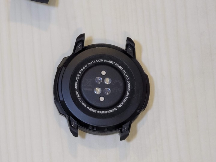 背面有充電口和心率檢測器 背面有充電口和心率檢測器