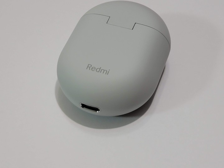 背面印有「Redmi」,底部有 Type-C 插口