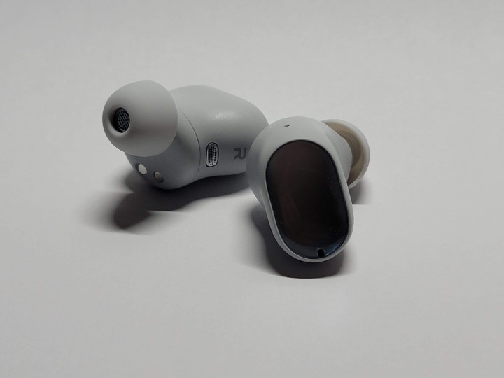 耳機造型繼承了 AirDots 和 EarBuds 的設計