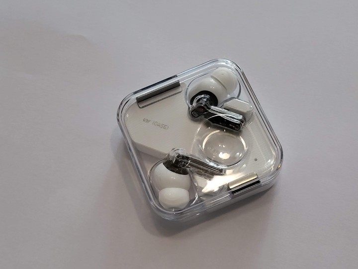 耳機充電盒採用透明設計